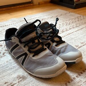 Men's Athletic Shoes in Gray and Black